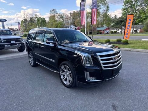Used 2018 Cadillac Escalade Luxury AWD/4WD image 4