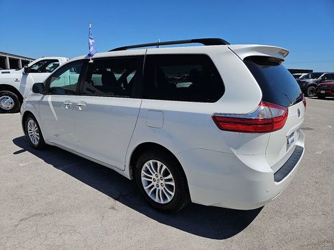 Used 2017 Toyota Sienna XLE w/ XLE Navigation Package FWD image 4