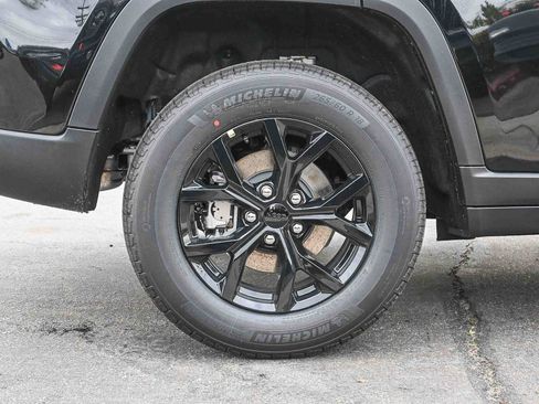 New 2025 Jeep Grand Cherokee Altitude image 9