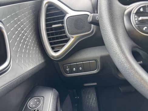 Used 2025 Kia Soul LX w/ LX Technology Package FWD image 32