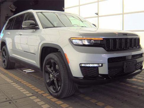 Used 2023 Jeep Grand Cherokee L Limited w/ Black Appearance Package AWD/4WD image 3