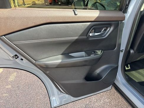 Used 2023 Nissan Rogue SV w/ SV Premium B Package image 24