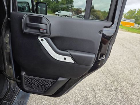 Used 2015 Jeep Wrangler Unlimited Sahara w/ Quick Order Package 24X AWD/4WD image 23