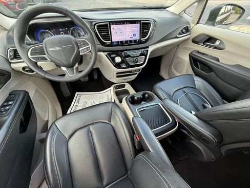Certified 2023 Chrysler Pacifica Touring-L FWD image 31