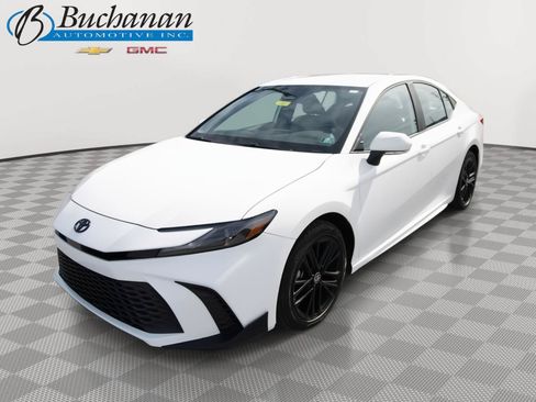 Used 2025 Toyota Camry SE AWD/4WD image 1