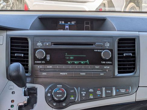 Used 2014 Toyota Sienna LE image 16