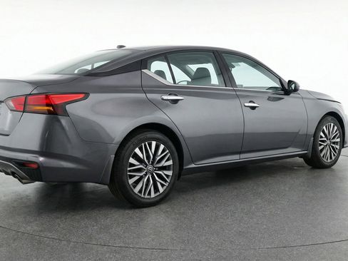 Used 2025 Nissan Altima 2.5 SV image 9