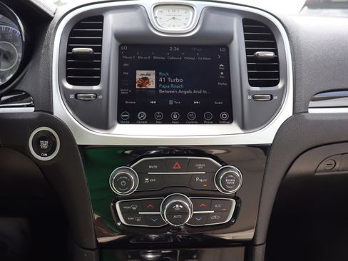 Used 2023 Chrysler 300 Touring L image 18