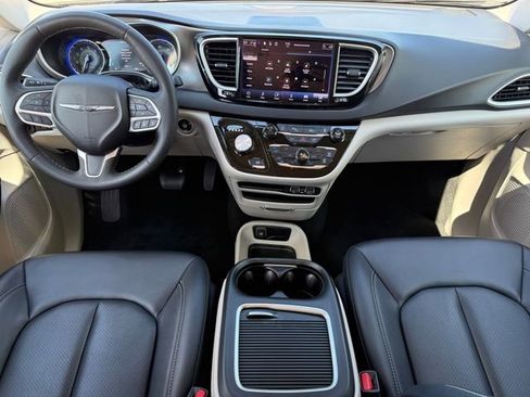 Used 2024 Chrysler Pacifica Touring-L FWD image 18