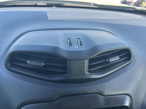 Used 2018 Jeep Renegade Latitude image 27