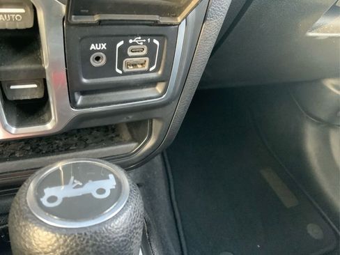 Used 2018 Jeep Wrangler Unlimited Sahara image 27