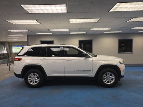 Used 2023 Jeep Grand Cherokee Laredo w/ Luxury Tech Group I RWD image 2