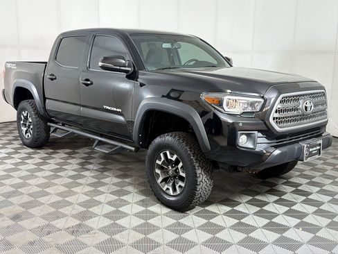 Used 2017 Toyota Tacoma TRD Off-Road image 7