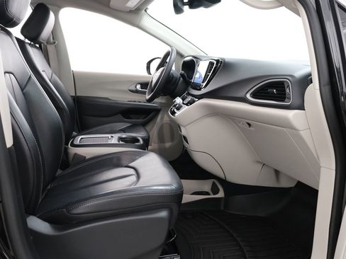 Used 2022 Chrysler Pacifica Touring-L FWD image 41