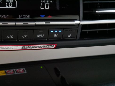 Used 2026 Toyota Sienna Limited FWD image 29