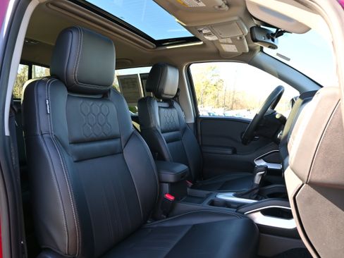 Used 2024 Nissan Frontier SL w/ Technology Package image 9