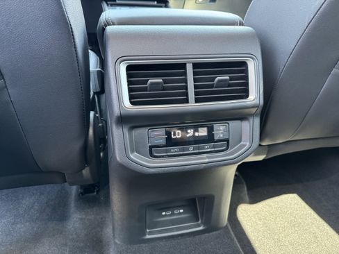 Used 2024 Volkswagen Atlas SE FWD image 28