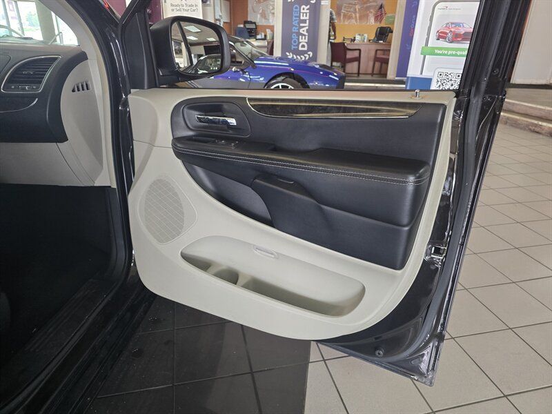 Used 2015 Chrysler Town & Country Touring w/ Driver Convenience Group FWD image 13