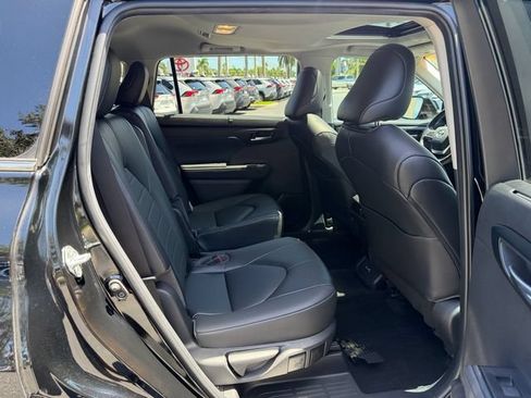 Used 2023 Toyota Highlander XLE FWD image 17