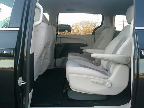 Used 2017 Chrysler Pacifica Touring Plus FWD image 26