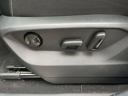 Used 2025 Volkswagen Atlas SE image 12