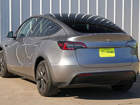 Used 2025 Tesla Model Y Long Range image 49