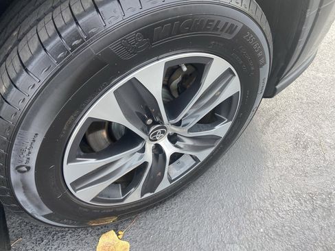 Used 2022 Toyota Highlander XLE image 3