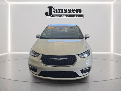 Used 2023 Chrysler Pacifica Touring-L FWD image 6