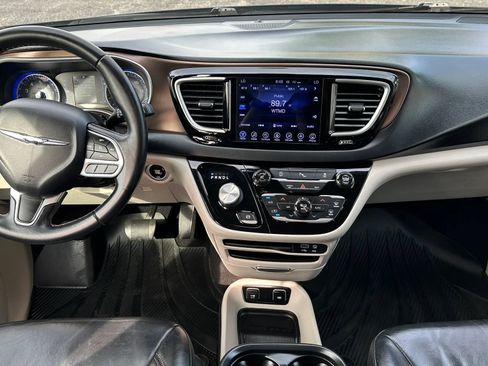 Used 2017 Chrysler Pacifica Touring-L FWD image 18
