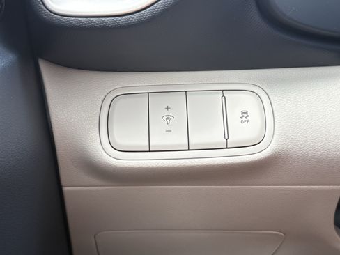 Used 2025 Hyundai Venue Limited FWD image 13