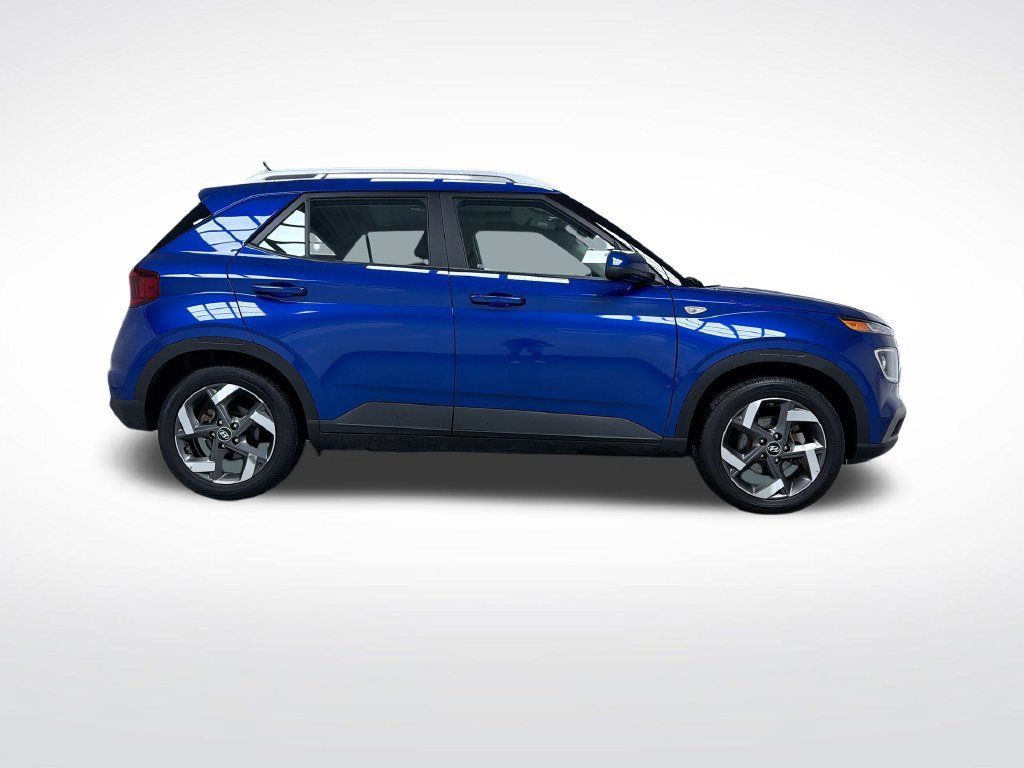 Used 2026 Hyundai Venue SEL FWD image 12