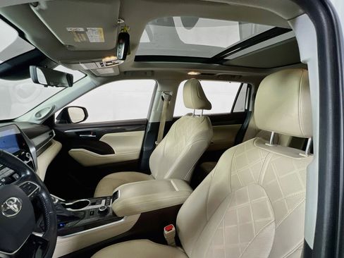 Used 2021 Toyota Highlander Platinum image 22
