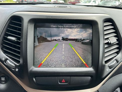 Used 2017 Jeep Cherokee Limited w/ Luxury Group FWD image 14