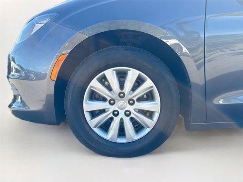 Used 2020 Chrysler Voyager L image 28