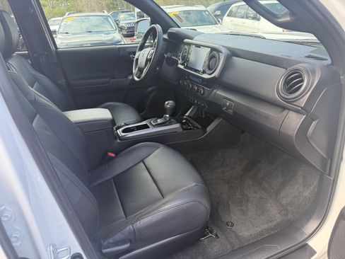 Used 2023 Toyota Tacoma TRD Off-Road w/ TRD Premium Off Road Package image 16