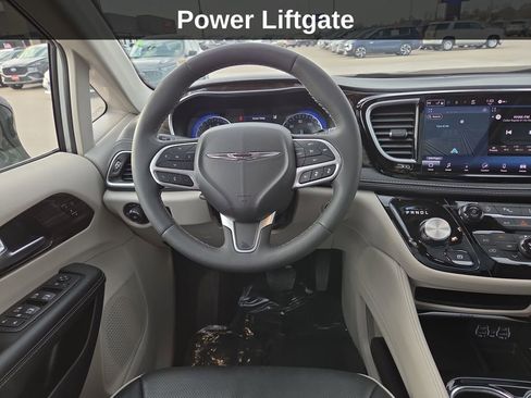 Used 2024 Chrysler Pacifica Limited image 19