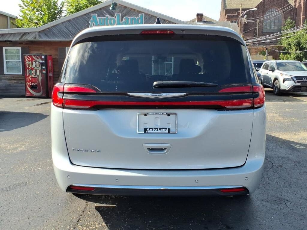 Used 2023 Chrysler Pacifica Touring-L FWD image 4