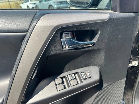 Used 2018 Toyota RAV4 XLE AWD/4WD image 5