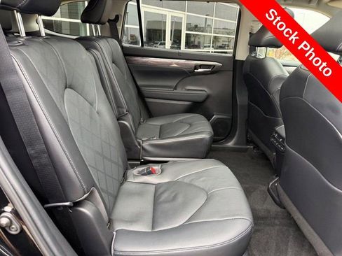 Used 2023 Toyota Highlander Platinum image 12