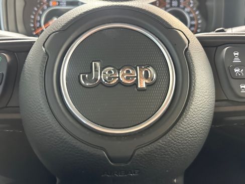 Used 2025 Jeep Wrangler Unlimited Rubicon AWD/4WD image 25