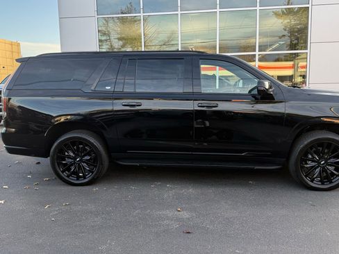 Used 2024 Cadillac Escalade ESV Premium Luxury image 2