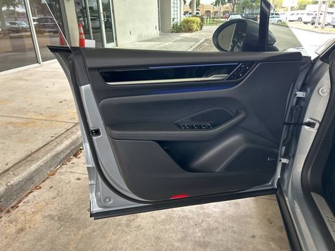 Used 2025 Porsche Macan Electric RWD image 40