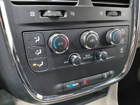 Used 2019 Dodge Grand Caravan SXT image 28