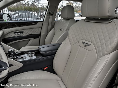 Used 2022 Bentley Bentayga image 2