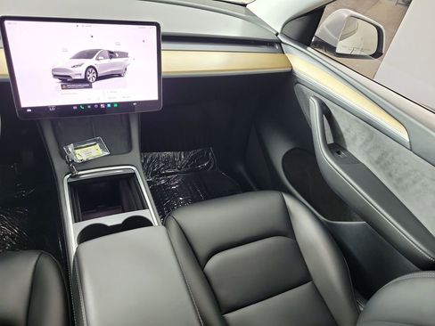 Used 2024 Tesla Model Y Long Range AWD/4WD image 26