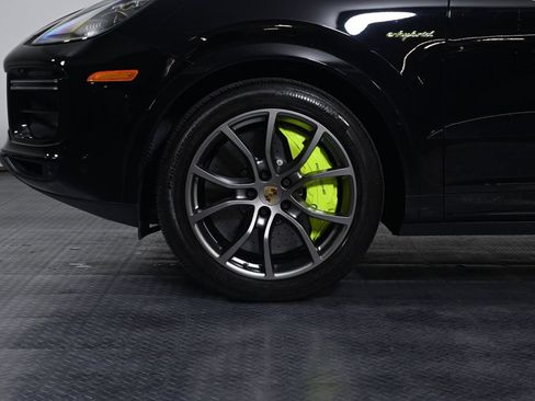 Certified 2022 Porsche Cayenne Turbo S AWD/4WD image 30