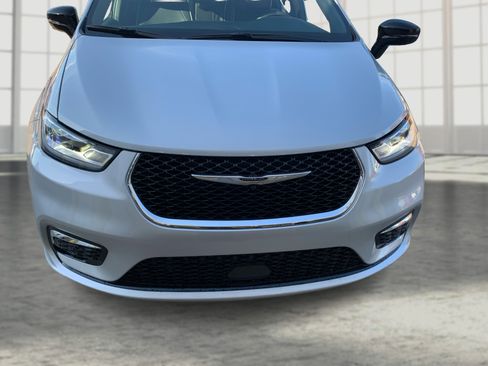 New 2026 Chrysler Pacifica Limited w/ Uconnect Theater Family Group image 22