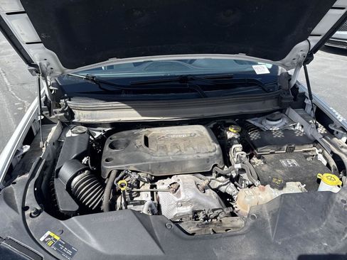 Used 2019 Jeep Cherokee Trailhawk AWD/4WD image 28