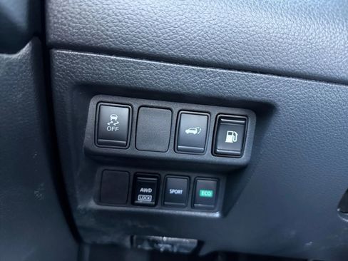 Used 2018 Nissan Rogue SV AWD/4WD image 18