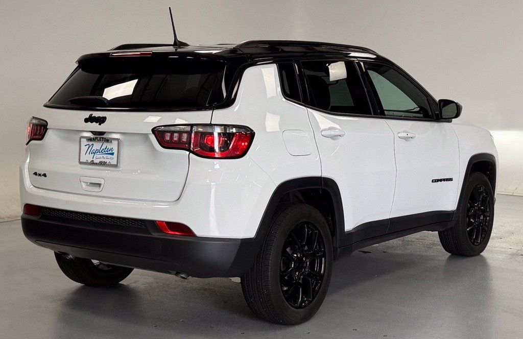 Used 2023 Jeep Compass Latitude AWD/4WD image 3